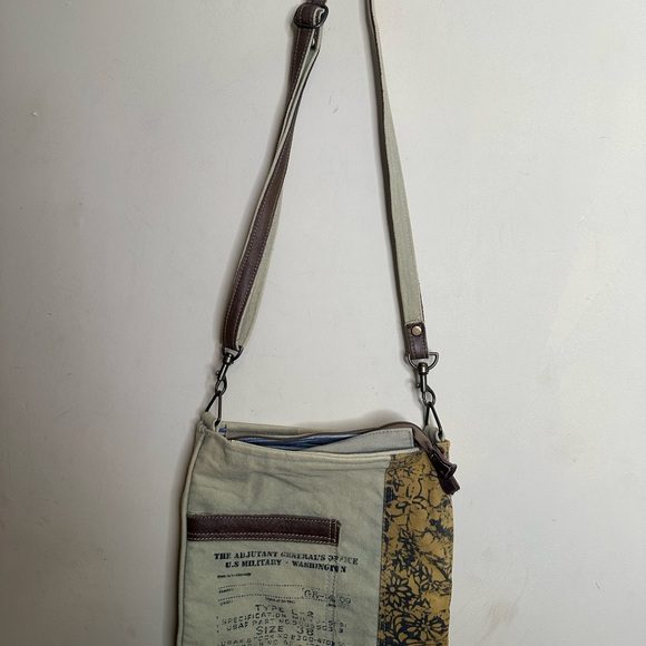 Chloe & Lex military like crossbody tote - Picture 2 of 7